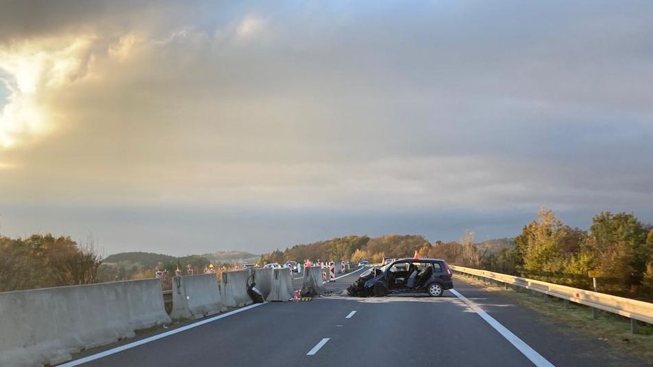 Tragická nehoda řidičky na jihu Čech. Policie hledá svědka z mercedesu